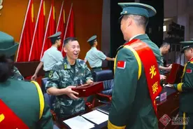 向军旗敬礼！武警云南总队机动第一支队退役干部告别军营图片