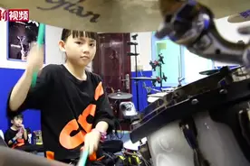 “又美又能打”  11岁女孩打架子鼓走红网络视频封面