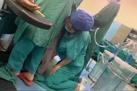 托起生命的希望！90后助产士跪地托举助产妇转危为安图片