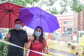 爸爸一线抗疫，妈妈租房陪读！特殊时期高考，家长风雨陪伴图片