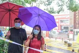 爸爸一线抗疫，妈妈租房陪读！特殊时期高考，家长风雨陪伴图片