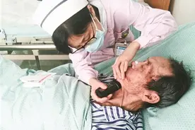 护士为老年患者剃胡子图片