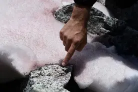 阿尔卑斯山“流血”了？图片