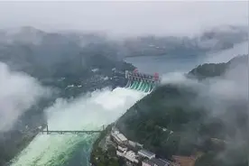 下游沿江群众连夜紧急大撤离！上午9时，浙江新安江水库史上首次9孔全开泄洪图片