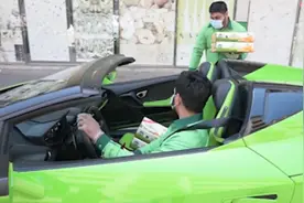 壕！迪拜一超市用超跑送货，还带顾客兜风视频封面