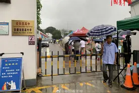 安徽歙县高考第二天，学生和监考老师陆续进入考点图片