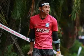 他没左腿，有人不愿和他踢球，但他仍想在绿茵场飞奔图片