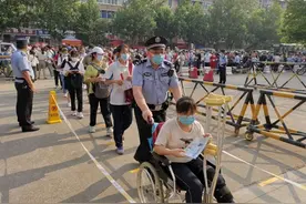 “轮椅女孩”参加高考 新乡民警暖心接送图片