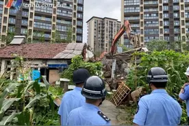拖了七八年一直未签约搬迁，海曙石碶街道依法强制腾空7栋老旧房屋图片
