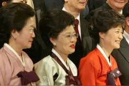 朴槿惠同父异母姐姐朴在玉去世，终年84岁，两人同框照曝光图片
