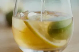 一杯梅见青梅酒 开启饭桌上的万千种佐餐可能性图片