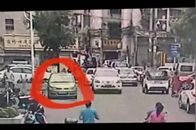 柳州一女车主违停被贴单，质疑本人在场仍被处罚，视频拍下这样一幕…图片