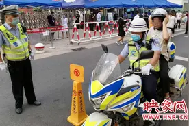高考第二天上午 郑州交警一大队紧急护送3位考生顺利赴考图片