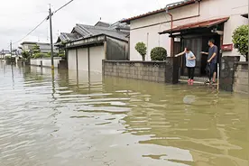 日本九州暴雨引发洪灾，漂流协会用漂流筏援救当地居民图片