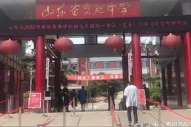 高考外语笔试下午3点开考，有考生提前一个半小时进入考点图片