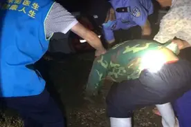 深夜，青岛一男子出海钓鱼！开着开着，船翻了…图片