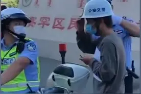 23名考生集体走错考场，交警征用大巴车送抵，网友：这心太大了图片