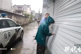 仓库铁门严重变形以为招了贼，原来是暴雨干的图片