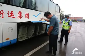 长途客车变“大货车”被济南交警在检查站内查获图片