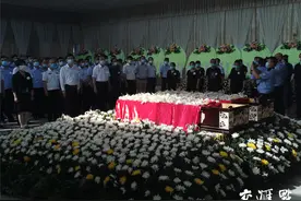 淮安社会各界今天送别牺牲民警王涛、辅警安业雷图片