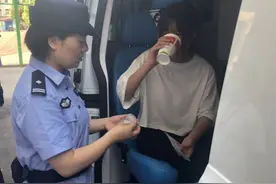 临考前考生腹痛难忍，民警医生接力帮忙图片