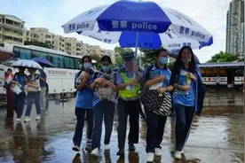 天空突降暴雨，珠海交警撑太阳伞护送考生入场图片