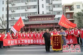 开封市义工协会：高考第一天爱心送考531名考生图片