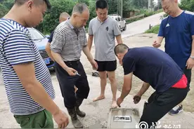 洪水冲来装有贵重物品的保险柜，村民捡到后的举动让人点赞图片