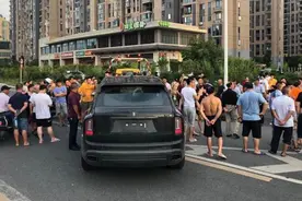 劳斯莱斯新车出事故，“小金人”被捡走？！业内人士：车标值20万图片