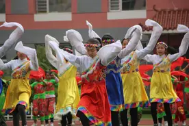 青藏高原上的这所小学掀起“最炫民族风”图片