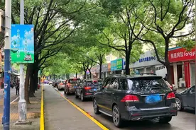 耐克的钩子=全对，蓝衣服=来噻，试卷要吻一下=稳过……考场外的爸妈们嗨翻了图片