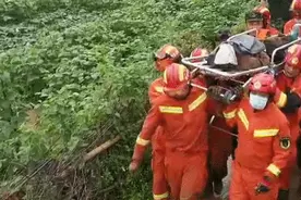 湖北黄梅山体滑坡现场，一名81岁老人被救出图片