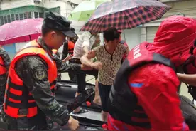 建德主城区江水倒灌，部分居民紧急转移图片