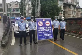 风雨无阻助你乘风破浪，恩施5000民辅警“陪考”3万考生图片