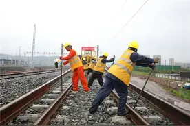 渝怀铁路二线进入全面铺轨施工阶段图片