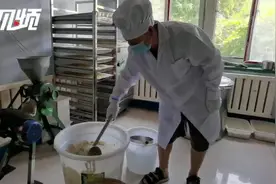 不断改进配方 四代人传承摊煎饼手艺图片