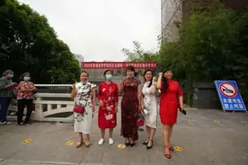 还在高考，场外复读传单到处发！城管一波操作引点赞图片