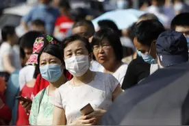 高考进行时——考场外的守望者图片