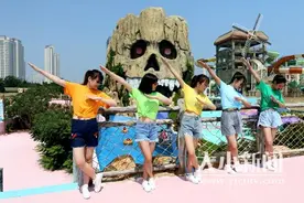 放飞纸飞机 趣味毕业照 烟台大学生们玩出新花样图片