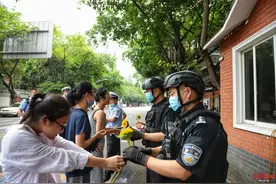 高考结束！成都家长送向日葵、买奶茶，还举着明星海报来接娃图片