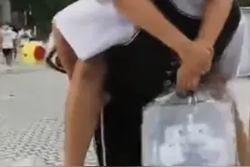 湖南女孩背受伤同学共赴考场！网友：看到这楼梯，绝对是真姐妹图片