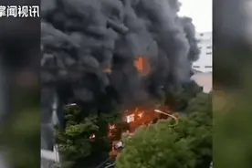 “你看他困得啊，坐在大雨里睡着了”图片