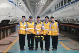 电务女子检测组：“把脉问诊”动车车载设备图片