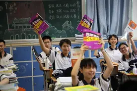 高考后的狂欢：终于不用再看到《5年高考，3年模拟》了图片