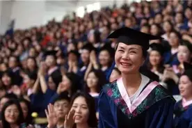 49岁，52岁，56岁，与孩子一起奔跑的妈妈，超赞！图片