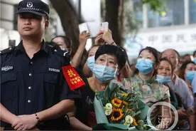 高考结束了，这些家长“偷偷”赶来，为给孩子一个惊喜……图片