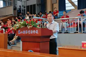 “望月湖站到了，请麓山国际实验学校的乘客准备下车！”图片