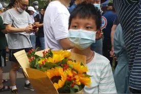 高考结束了！成都家长带着“肖战、王一博”来接娃图片