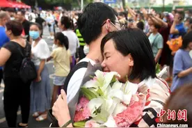 高考见闻：走出考点 考生高喊“就像做梦一样”图片