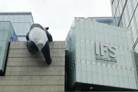 操碎了心！听说成都春熙路那只“爬墙熊猫”掉漆了？网友们出动了……图片